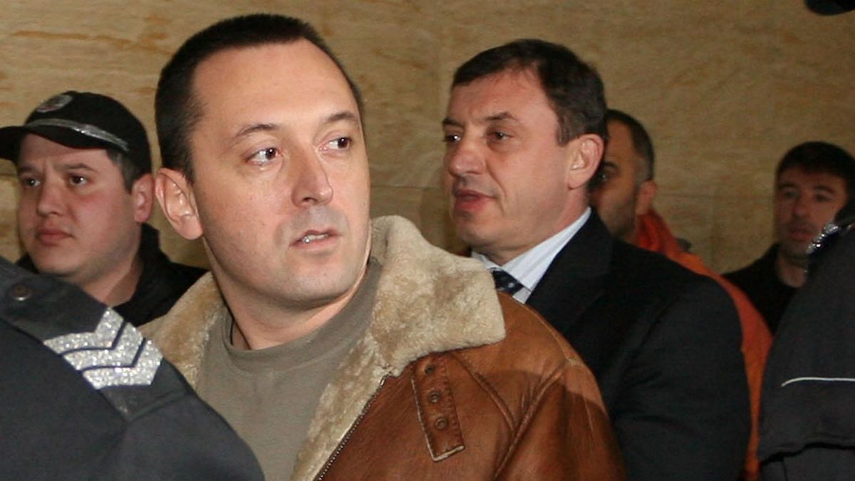 Алексей Петров остава в ареста