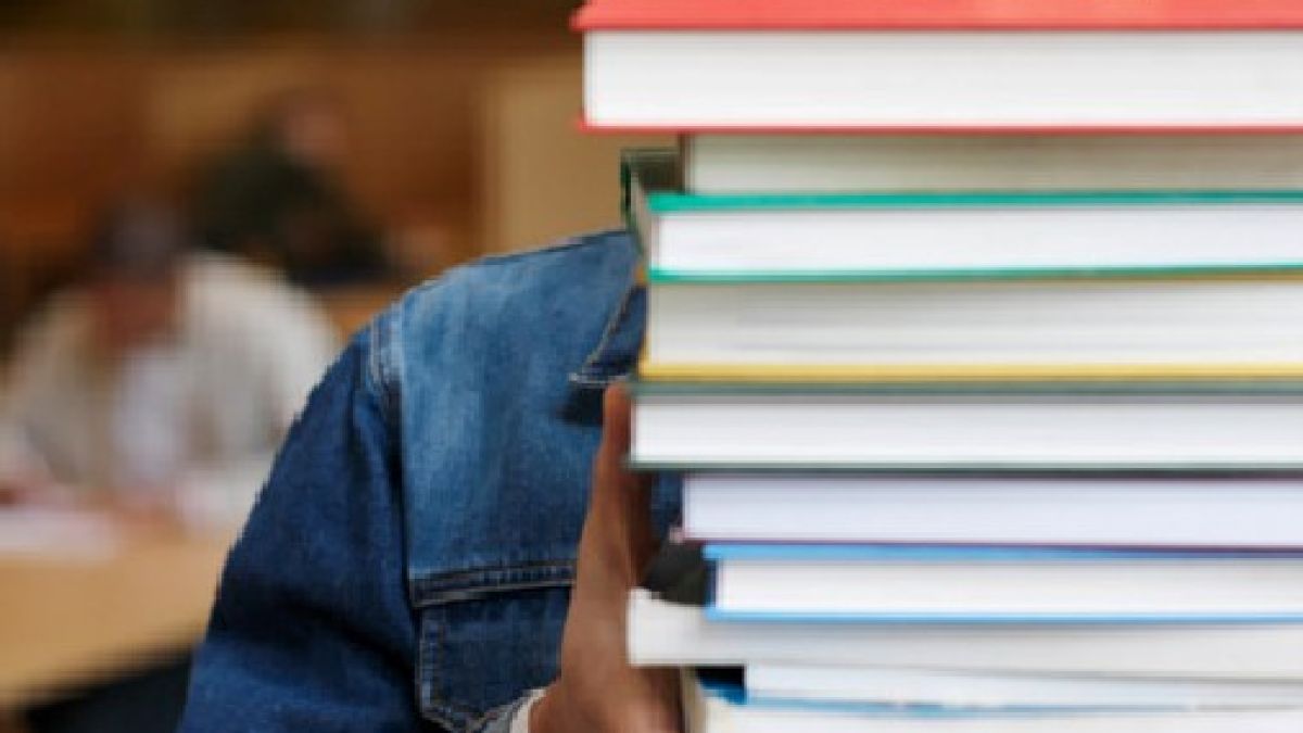 27-годишен живее от крадени книги
