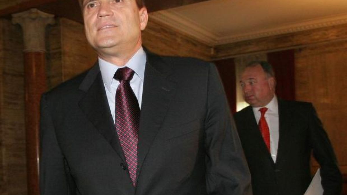На колене, но пред закона