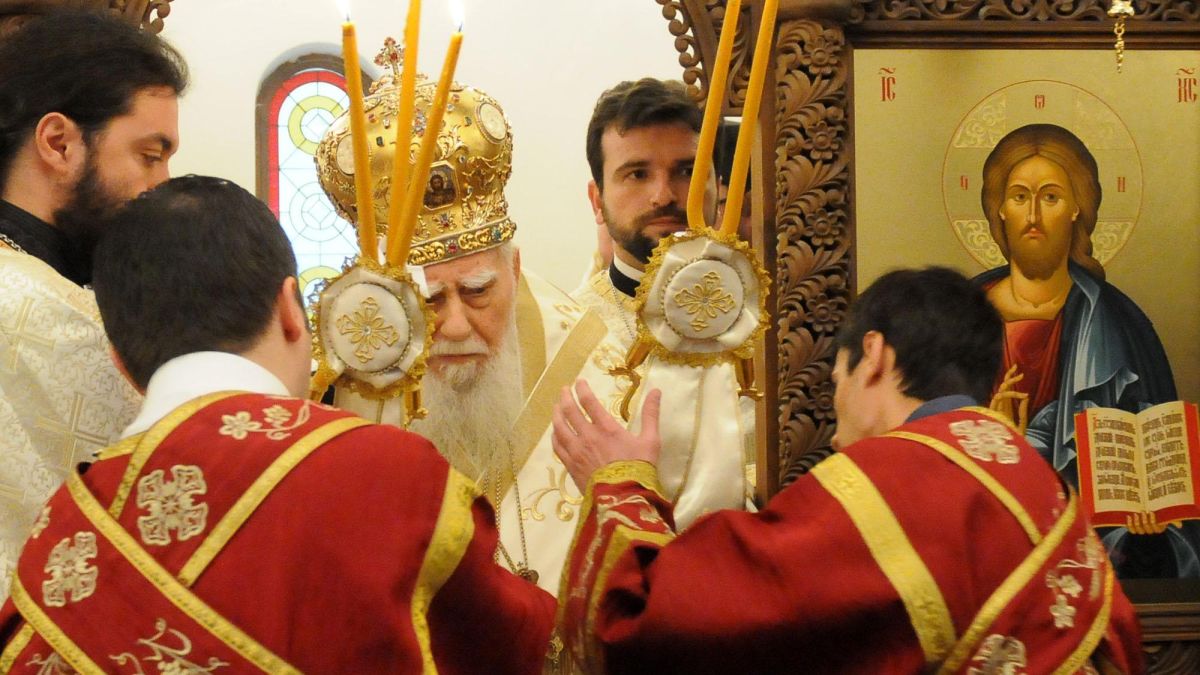 Благодатният огън пристигна на летище София