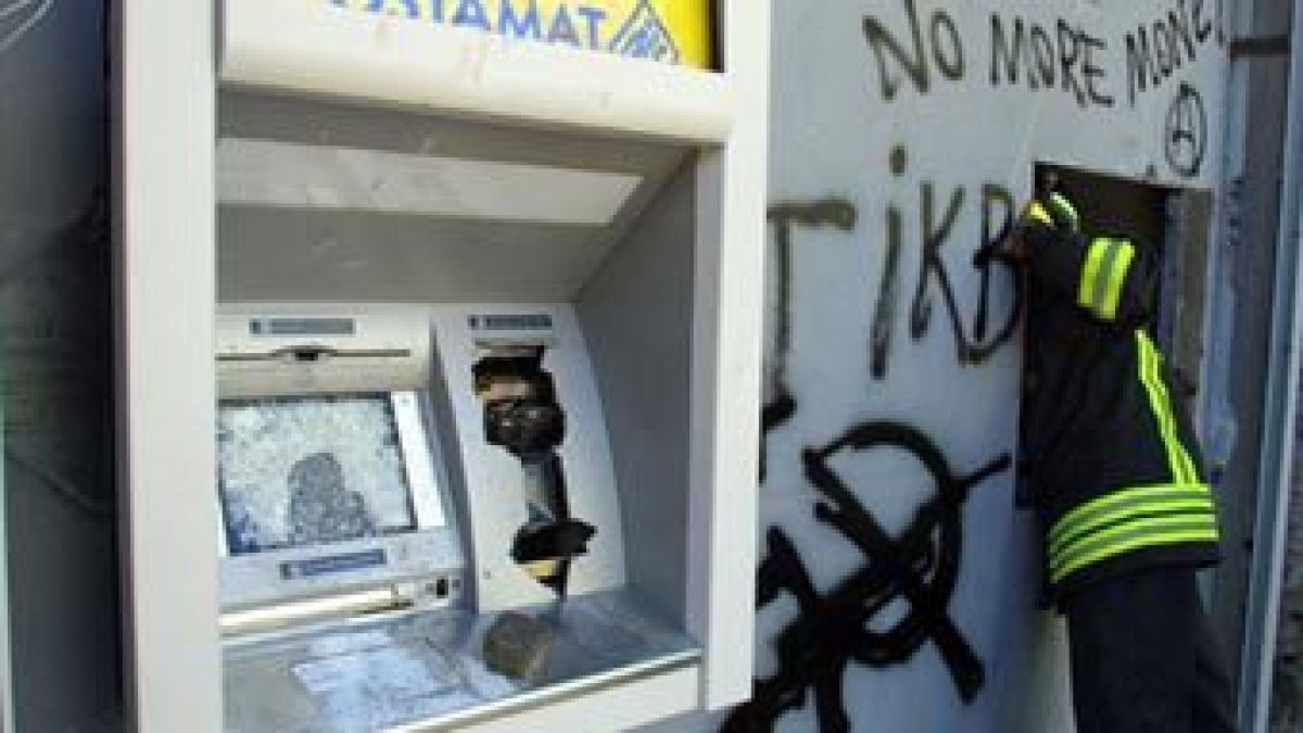 Арестуваха мъжете, които се забиха с кола в банков клон във Вълчедръм и опитаха да откраднат банкомата с парите в него