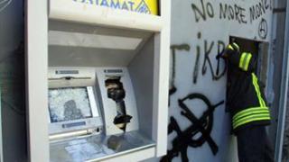Арестуваха мъжете, които се забиха с кола в банков клон във Вълчедръм и опитаха да откраднат банкомата с парите в него