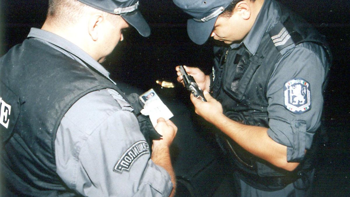 Пиян срита полицай в нощен бар