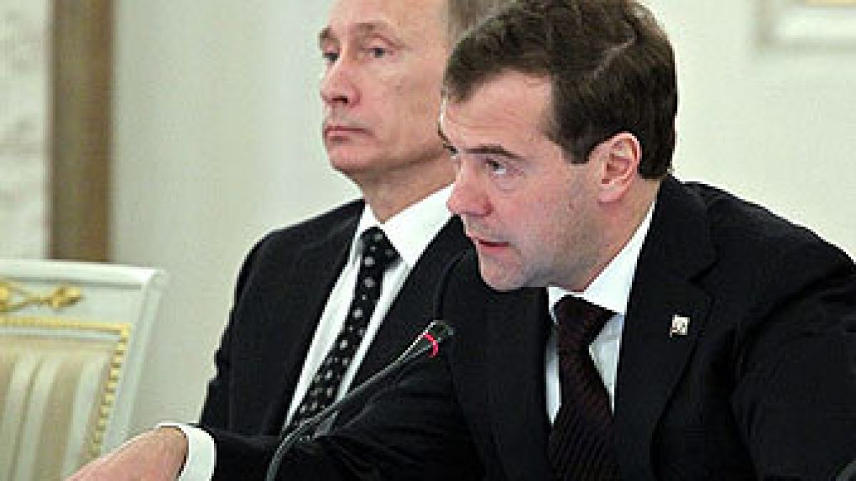 Руснаците предпочитат за президент Путин пред Медведев