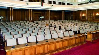Лют скандал в парламента, прекъснаха заседанието