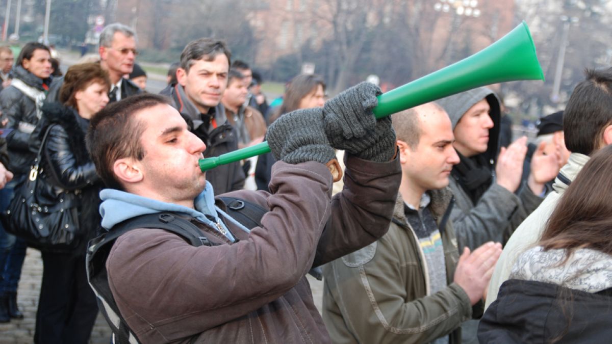 Як полицейски кордон следва протеста срещу мобилните оператори