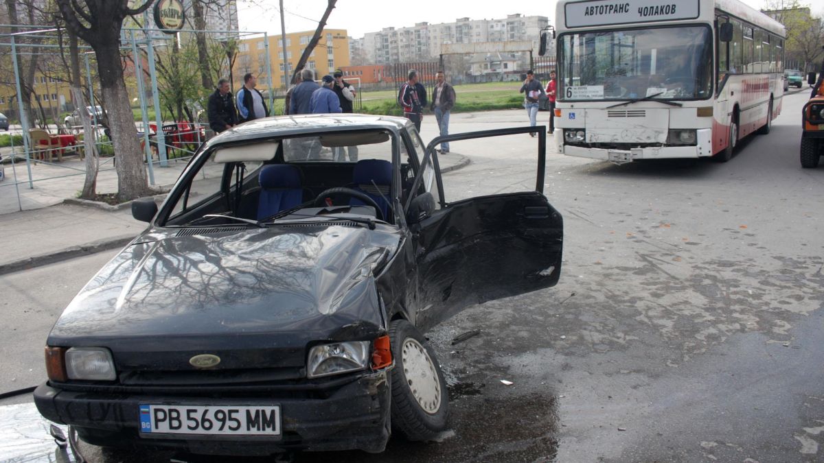 Градски автобус и автомобил се удариха в Пловдив 