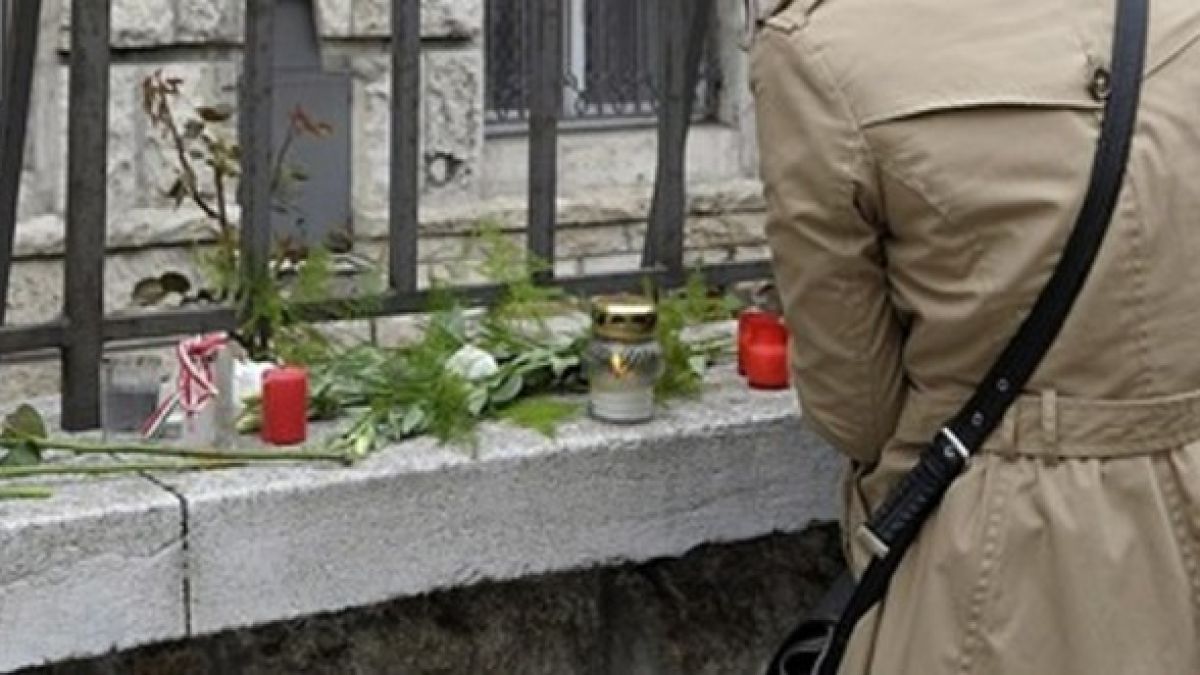 Граждани палят свещи пред полското посолство