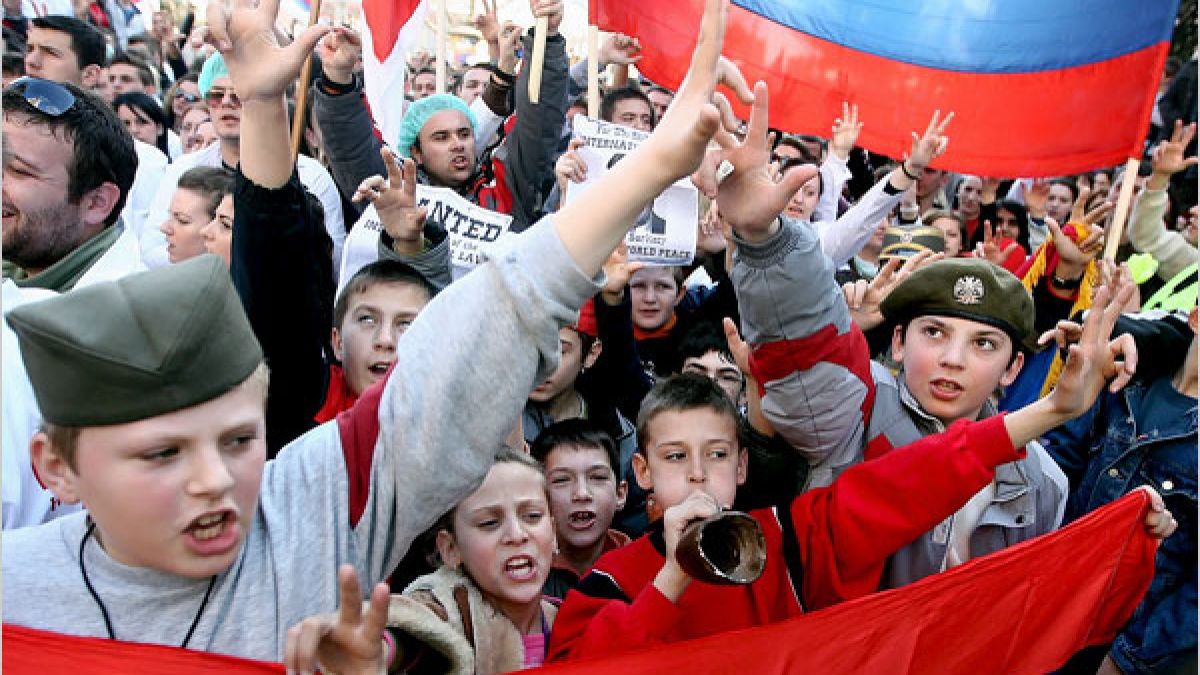 Сърбите - без тоалетна, но с патлак на кръста