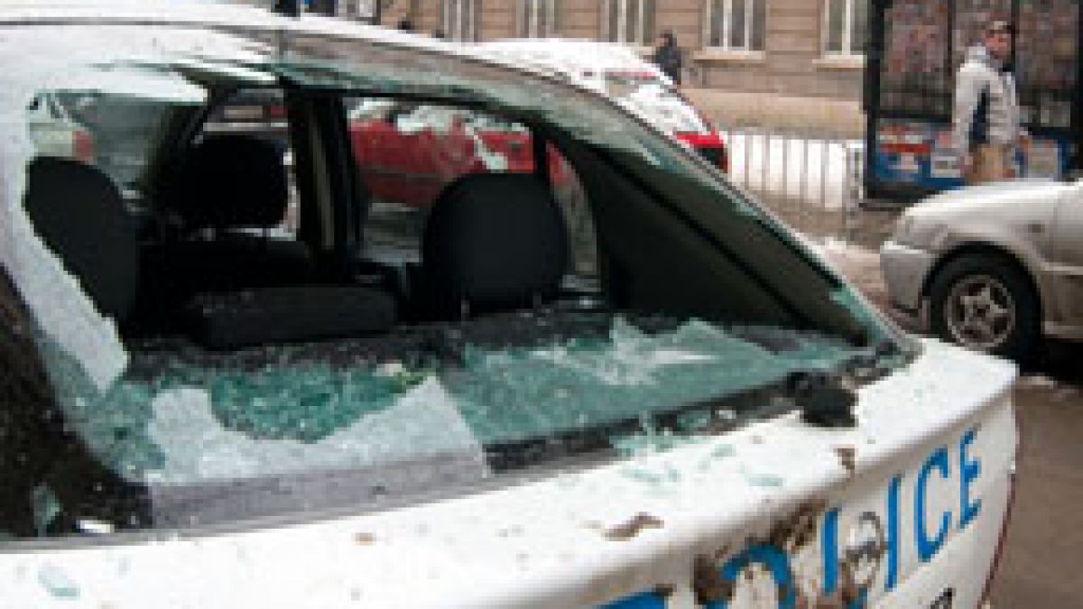 Роми помляха патрулка, полицай е с лека телесна повреда