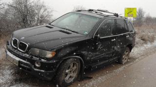 БМВ полетя със 120 км/ч в село край Хисаря, изпреварва всичко живо