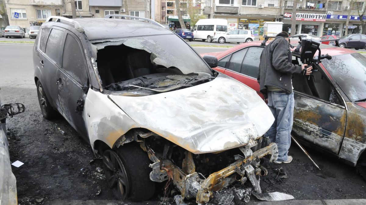 Джип горя в Бургас, овъгли и 2 автомобила