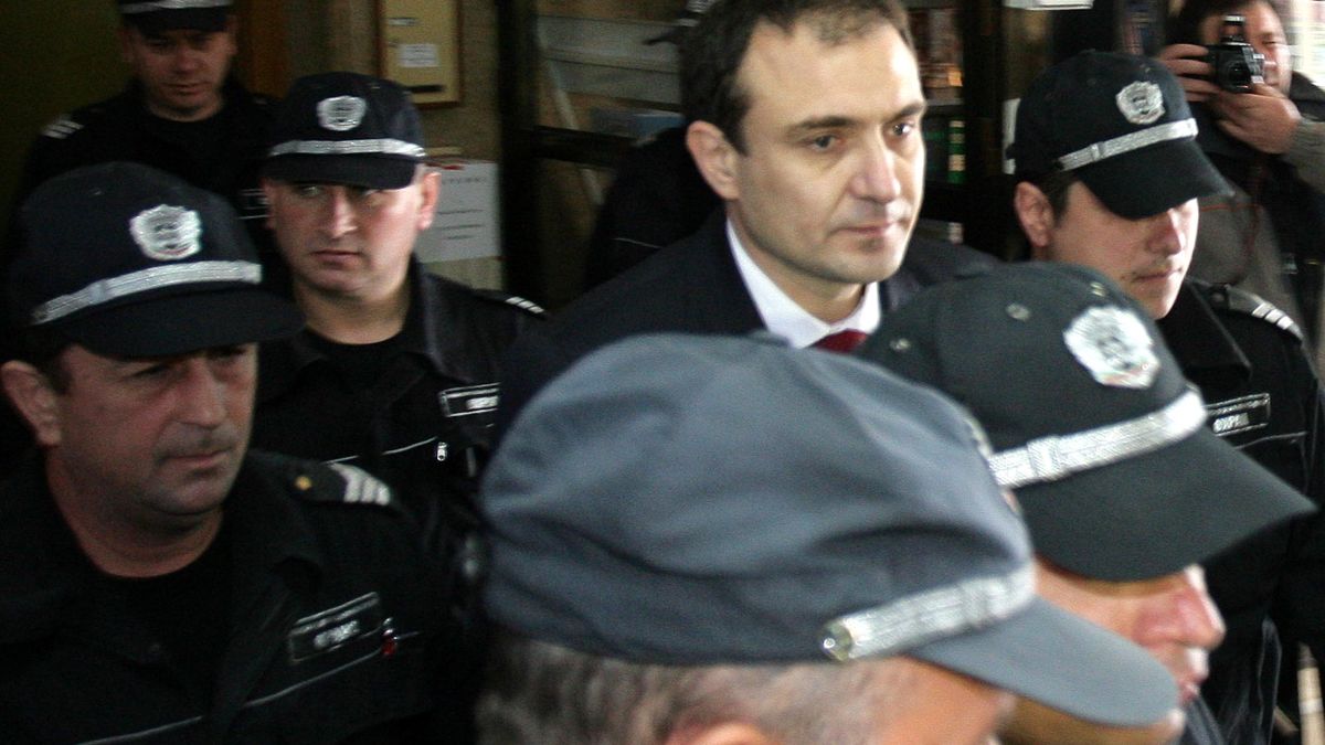 Медузата Гуцанов остава на поста си
