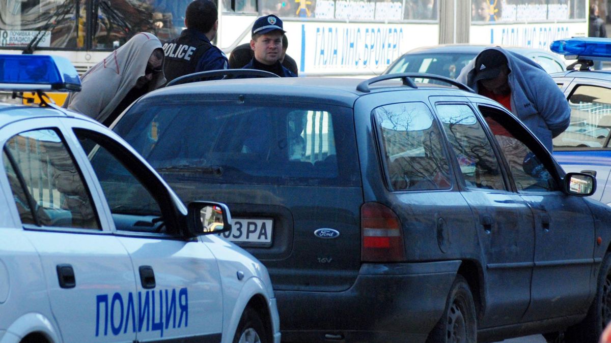 Крадец счупи ръката на полицай