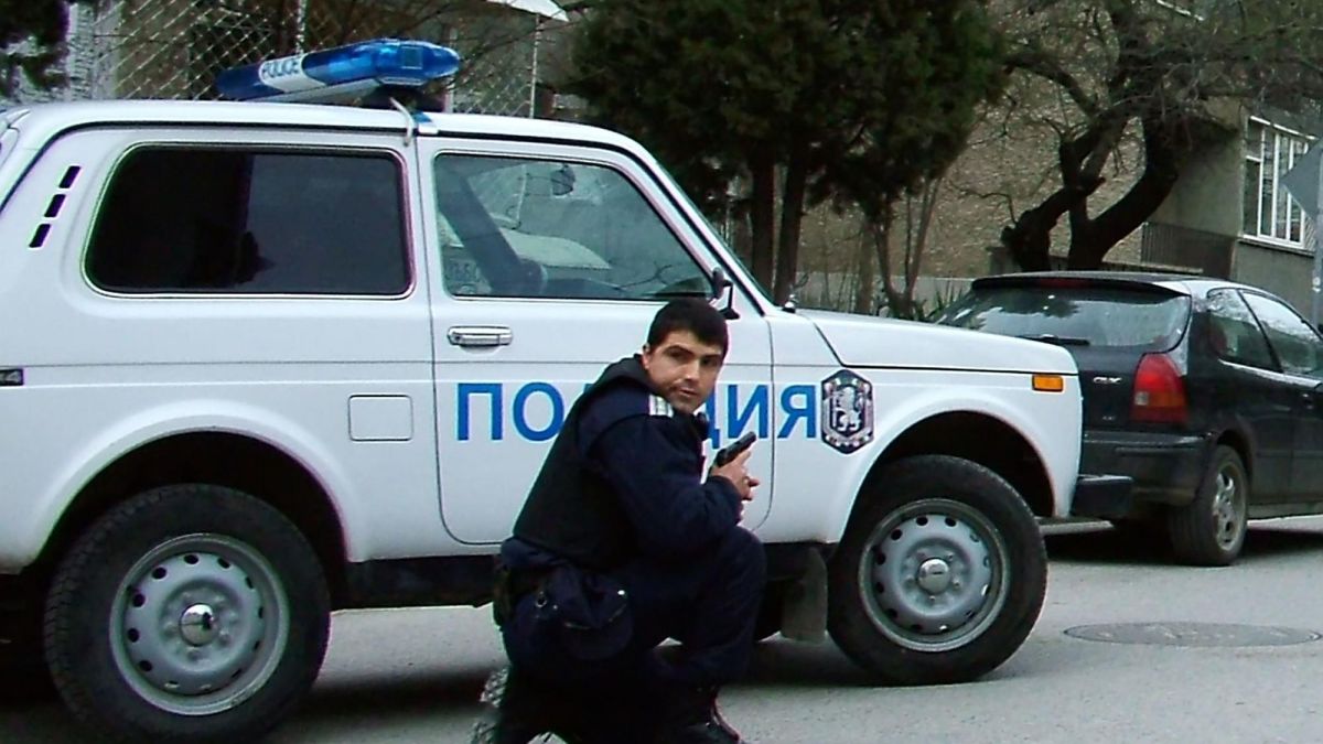 Полицаи оставиха черен пакет пред банката