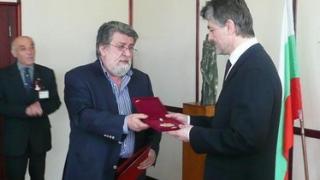 Вежди Рашидов връчи "Златен век" на Теодосий Спасов