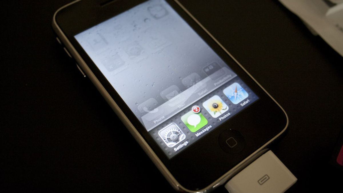 Служител на Apple забрави в бар секретен iPhone