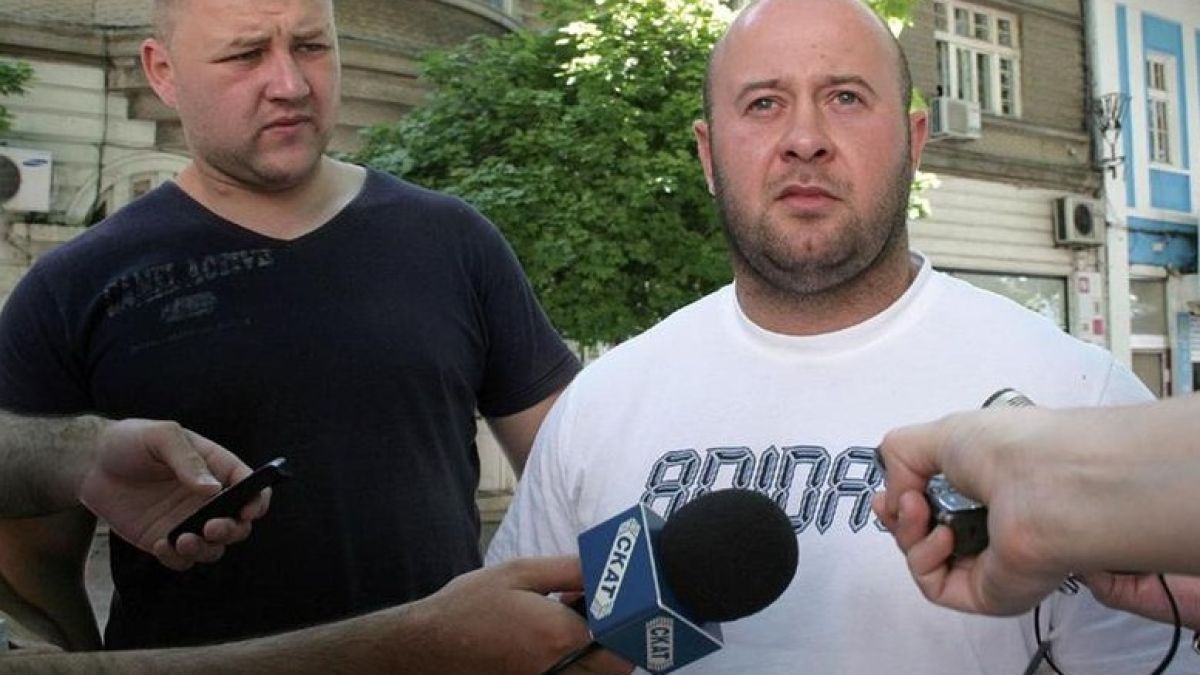 Обвинен се крие от полицията в... ареста