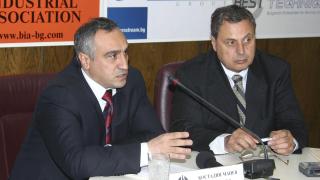 Синдикатите и работодателите на нож за отпуските и болничните