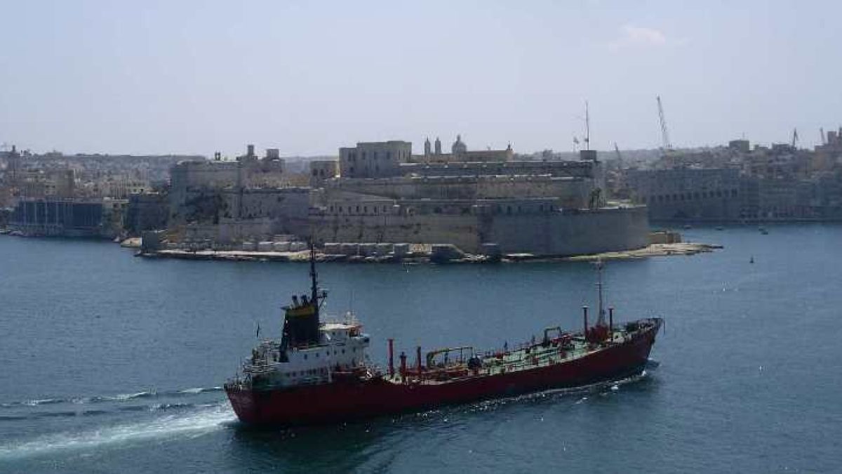 БГ моряци бедстват в Малта, палят кораб