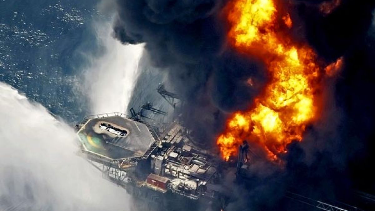 Прекратиха издирването на 11 души потъналата нефтена платформа