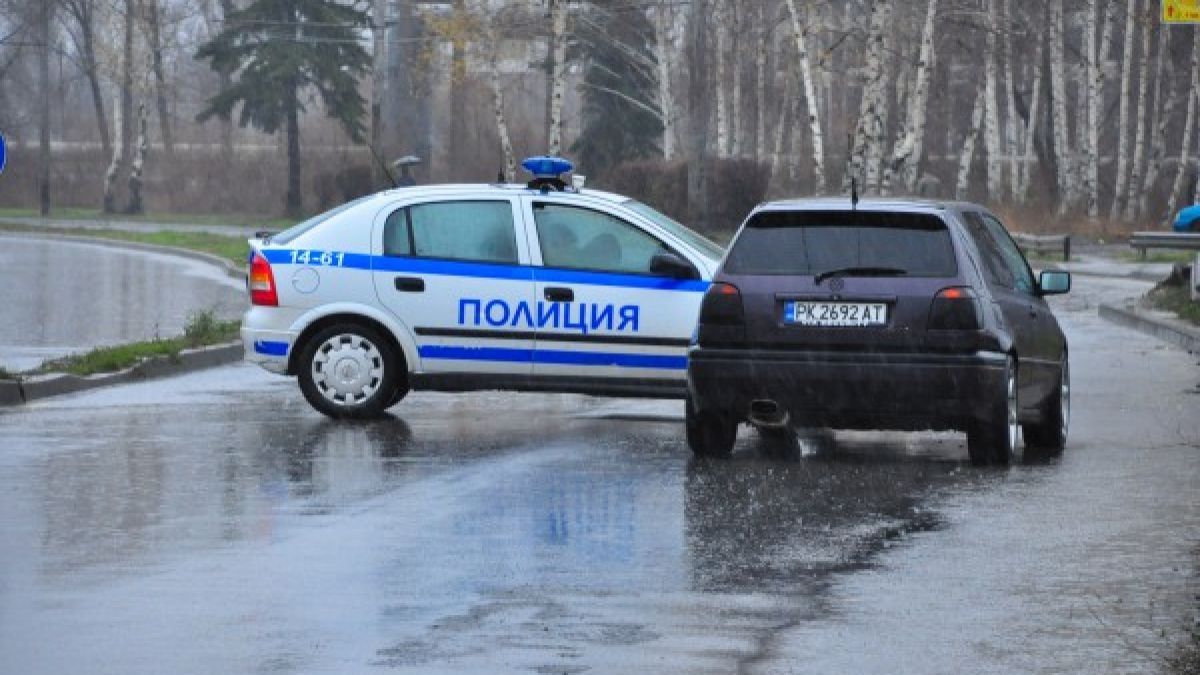 Патрулка с потрошено стъкло след гонитба на непълнолетни джигити