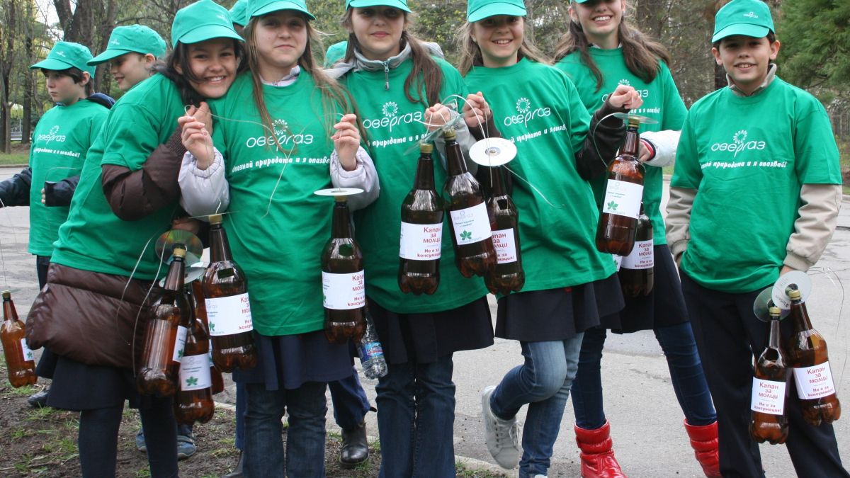 Ученици от „Българско школо” спасяват кестените в София