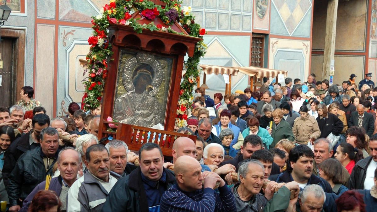 Стотици миряни се стекоха при чудотворната икона