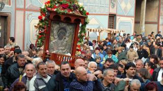 Стотици миряни се стекоха при чудотворната икона
