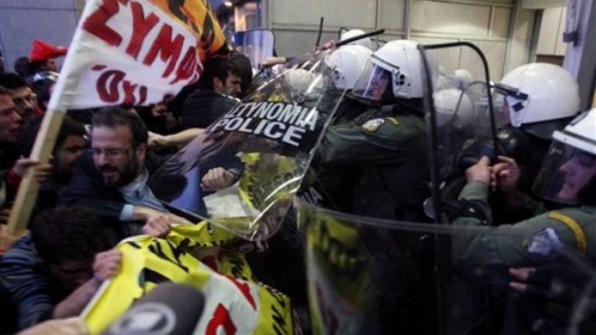 Протестиращи се сбиха с полицията