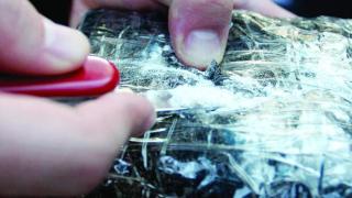 Рибар се втрещи, когато до него изплуваха 40 килограма кокаин