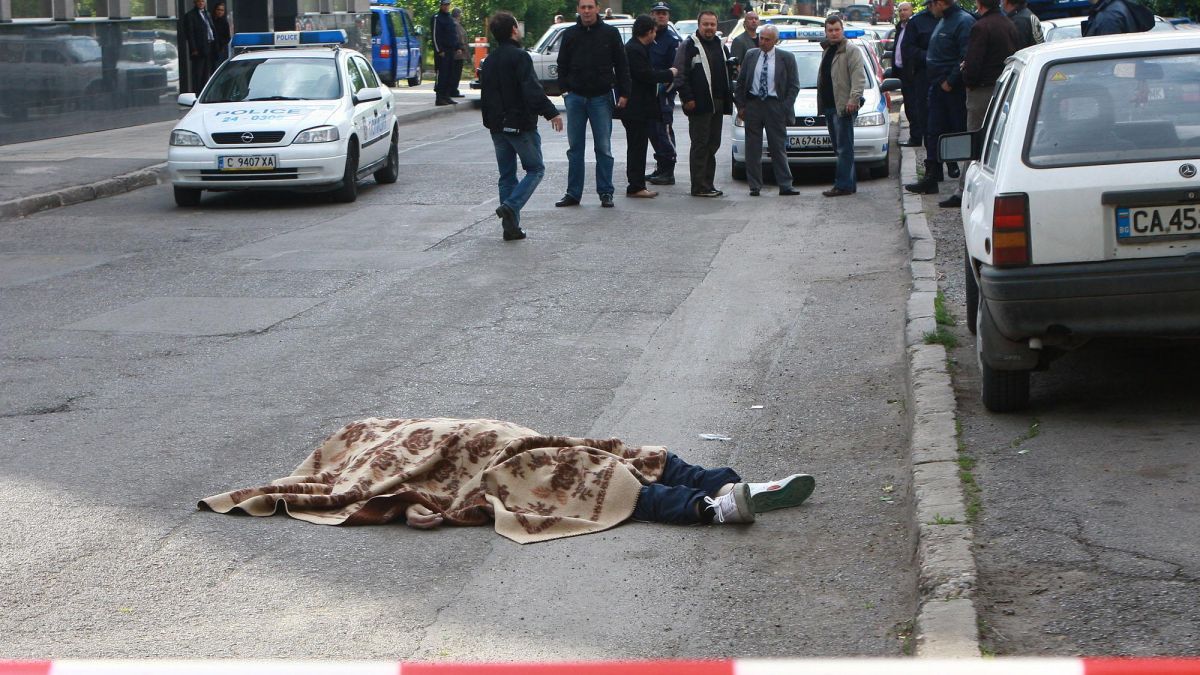 Младеж наръга смъртоносно 62-годишен мъж в столицата