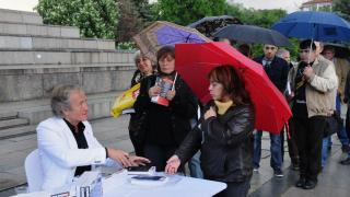 Иво Инджев представи новата си книга "Течна дружба" 