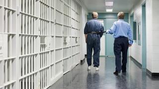 Служител от затвора във Враца е задържан за подкуп