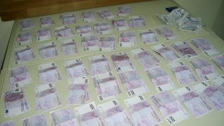 Двама „пропуснали” да декларират 100 000 евро на  Калотина