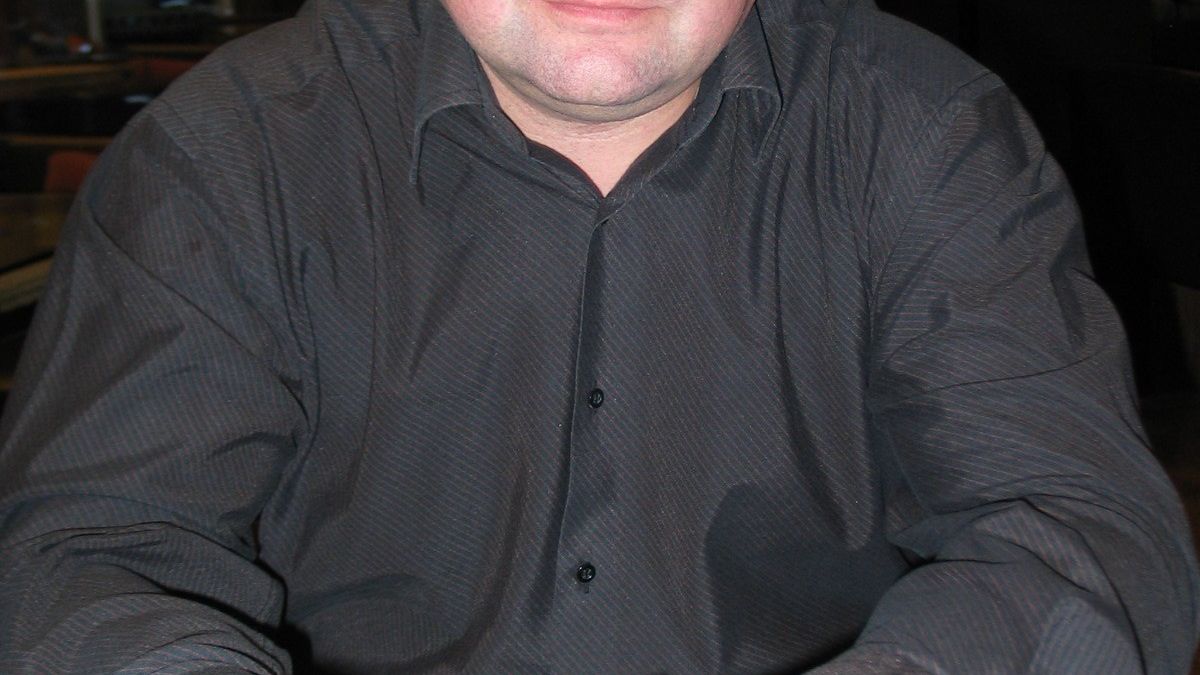 Скандален депутат боцка колци за домати, пострада