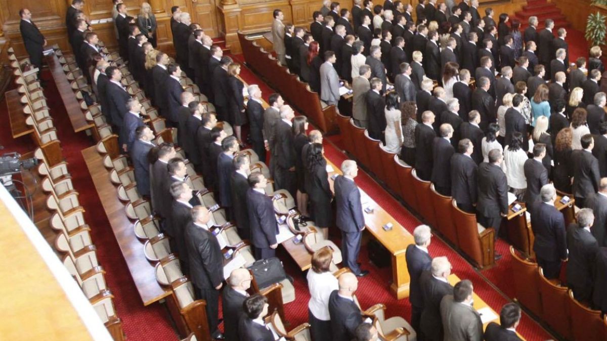 Минута мълчание в парламента
