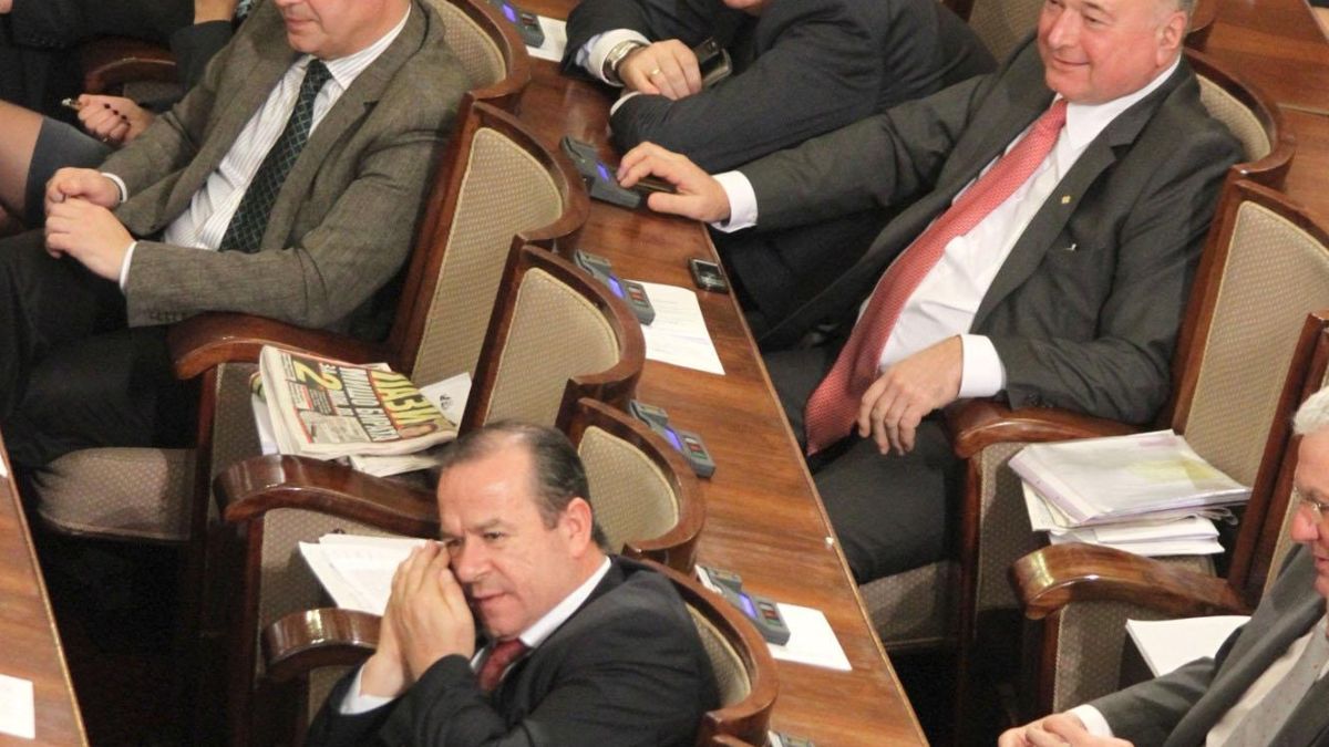 Вотът срещу кабинета надви траура