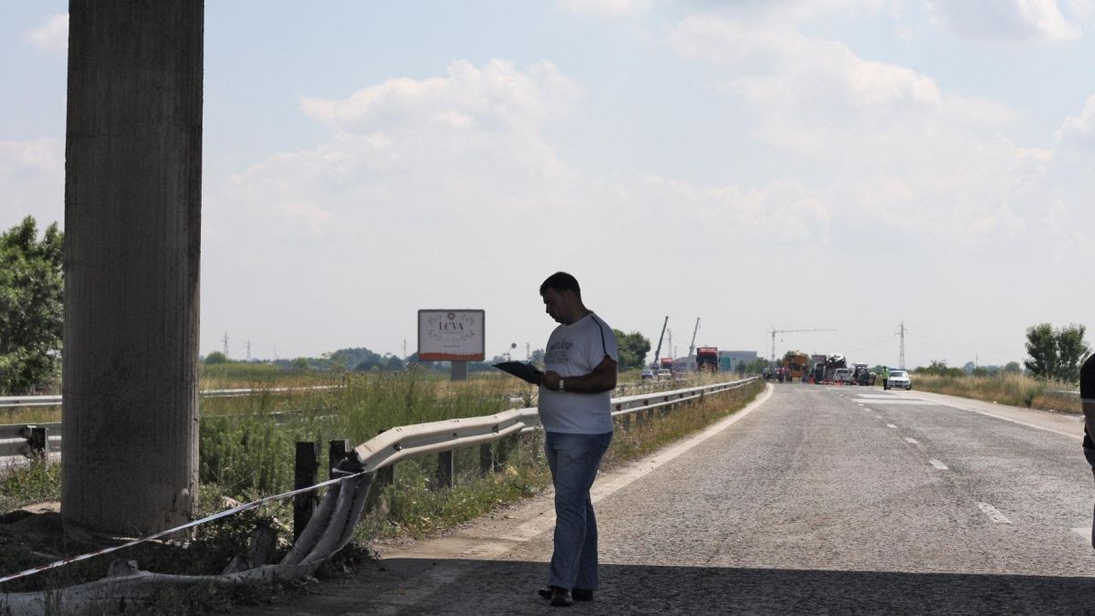 Нова версия: 2 педи яма спукала гумата на автобуса-убиец?