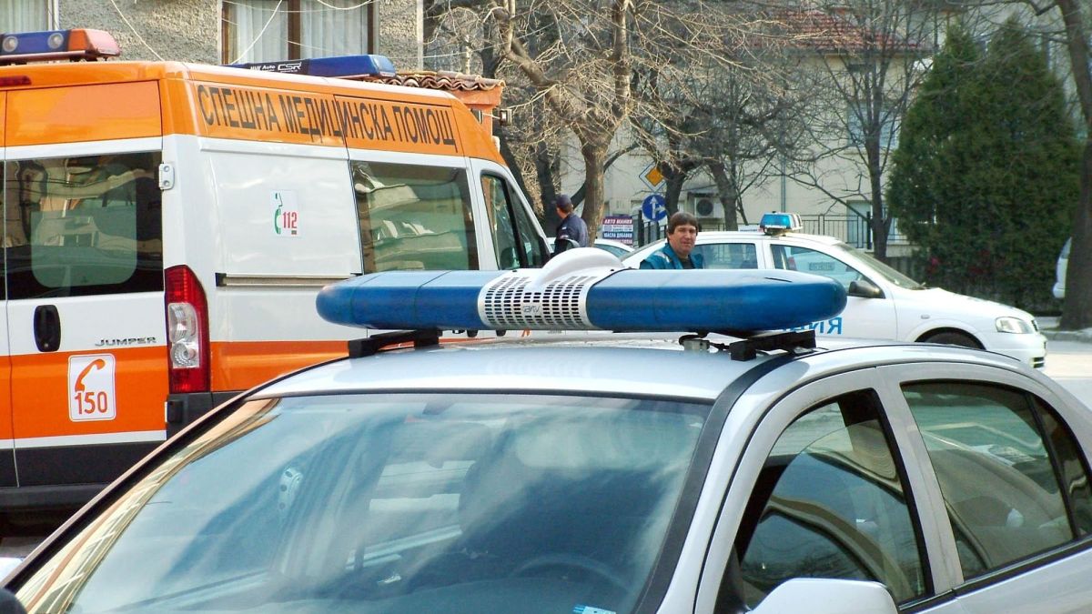 Младежи пребиха и ограбиха двама пенсионери