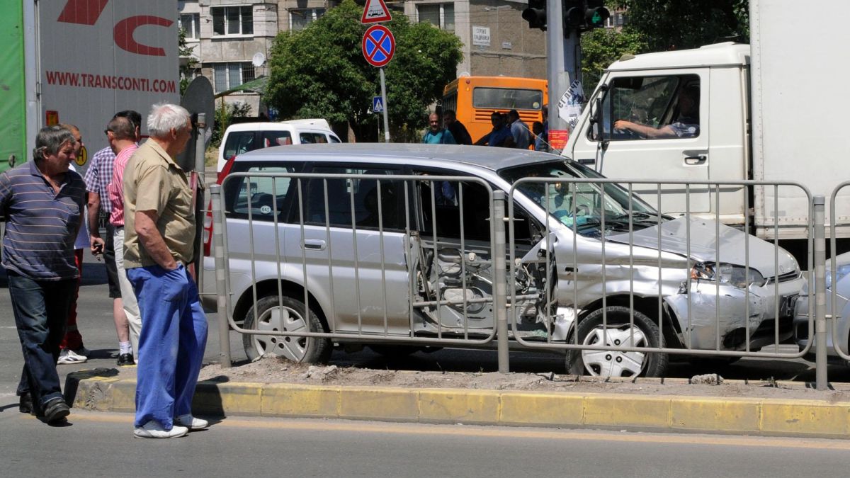 Линейка отнесе врата на автомобил