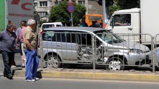 Линейка отнесе врата на автомобил