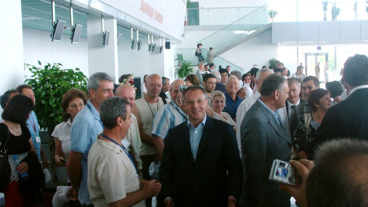 Таванът на новия пловдивски терминал прокапа