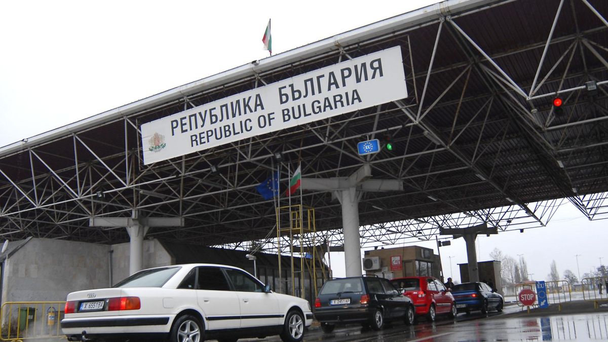 Граничари от  ГКПП Капитан Петко войвода извършиха проверка на бус и се стъписаха от намереното