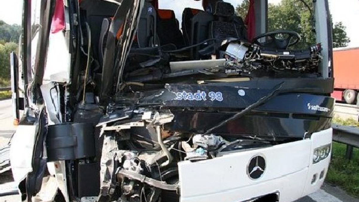 16 туристи загинаха след автобусна катастрофа
