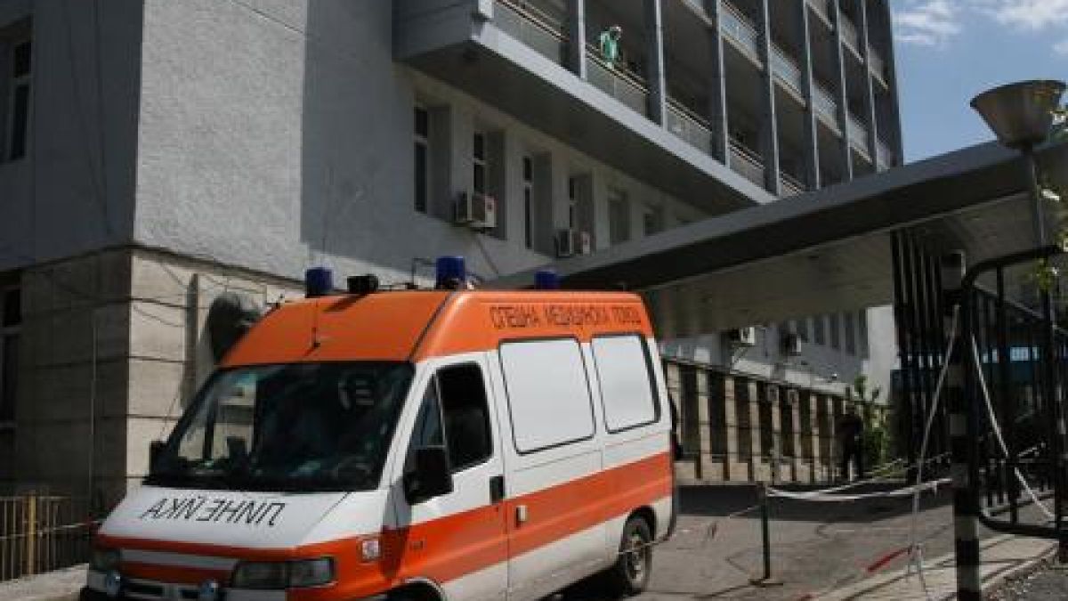 Пет дни доктори разтакават дете с парализиран крак и 39 градуса