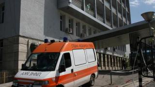 Пет дни доктори разтакават дете с парализиран крак и 39 градуса