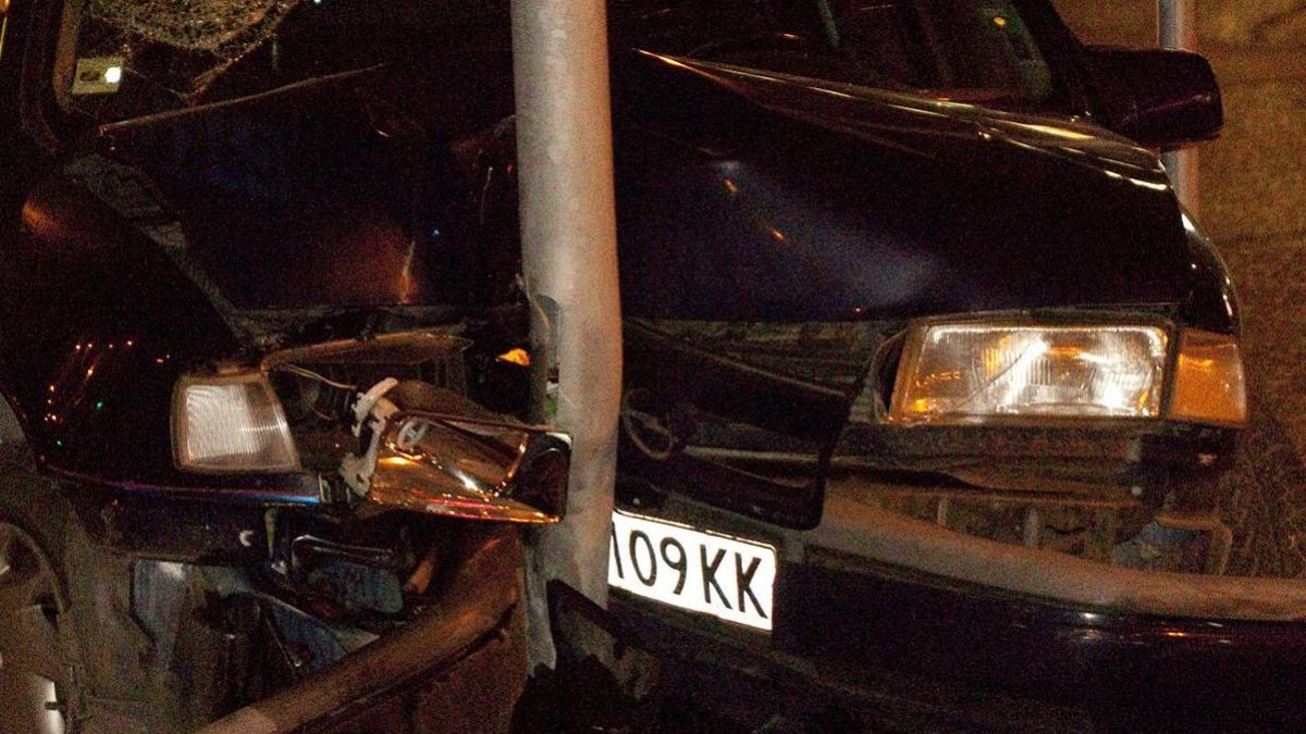 Младежи се забиха в стълб, пострадаха трима