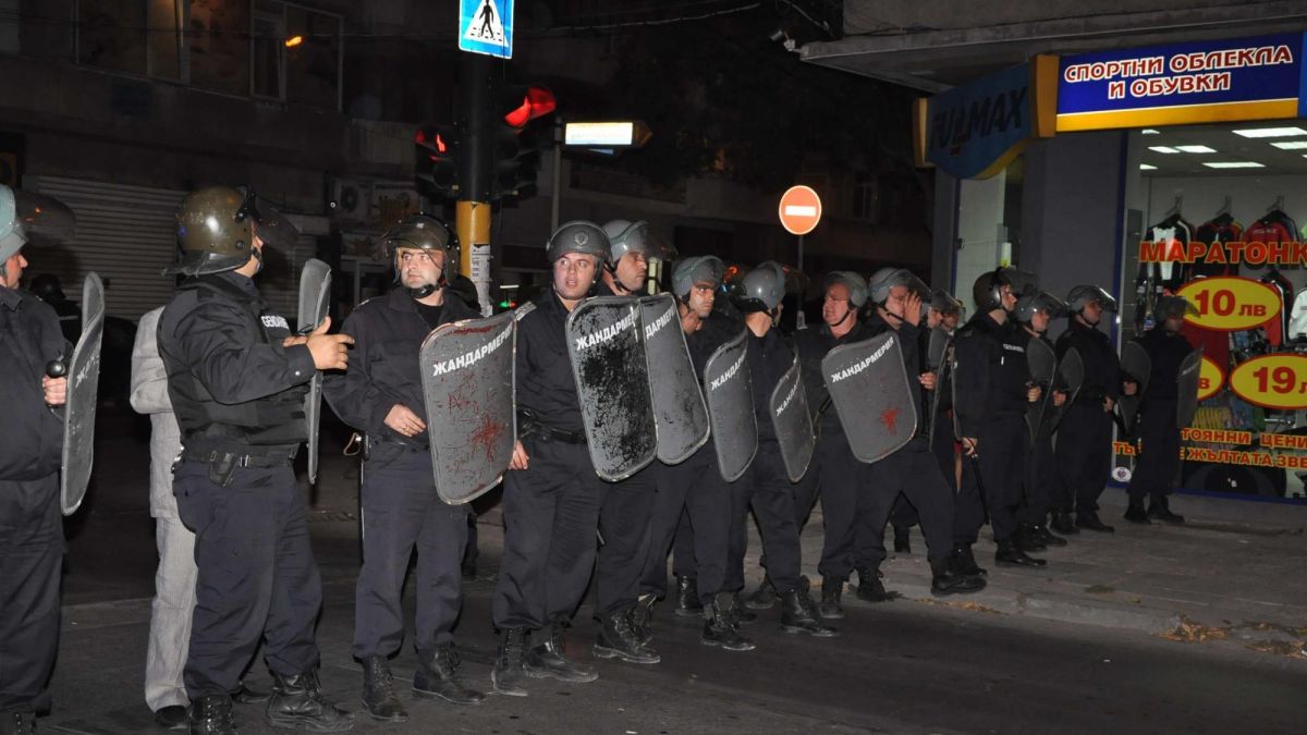 Полицай ранен при протеста във Варна