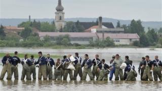 Продължават наводненията в Централна Европа
